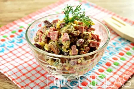 Салат Обжорка с фасолью и копченой колбасой: рецепт с фото