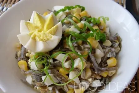 Салат из морской капусты с яйцом