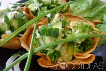 Зеленый салат в чашечках из блинов: рецепт с фото