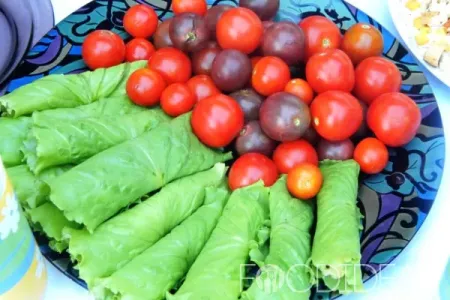 Рулеты из листьев салата: рецепт с фото