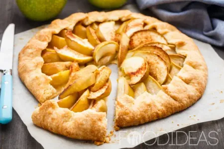 Открытый пирог с яблоками из слоеного теста: рецепт с фото