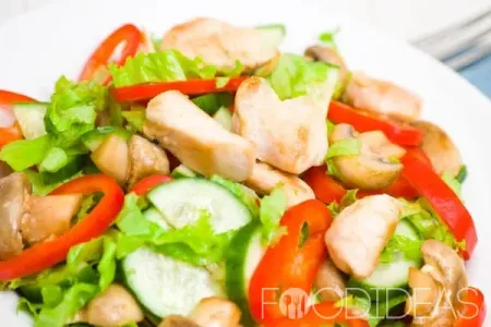 Салат с рукколой, куриной грудкой и сыром: рецепт с фото