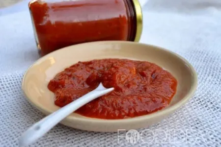 Рецепт аджики из помидоров с чесноком и перцем без варки