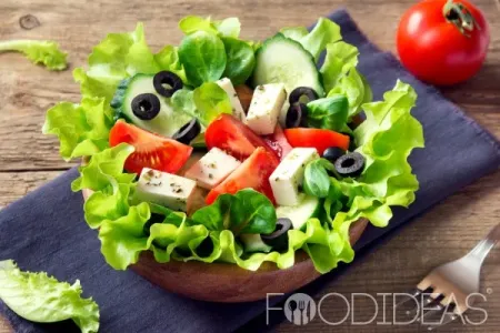 Салат с фетаксой, помидорами, огурцами и маслинами: рецепт