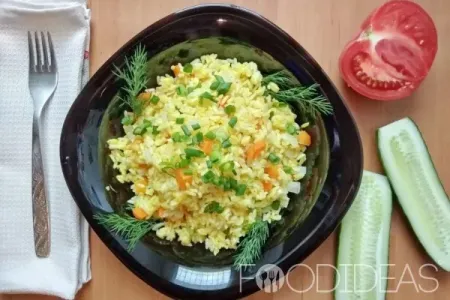Рис с морковью, чесноком  и зеленым горошком в мультиварке