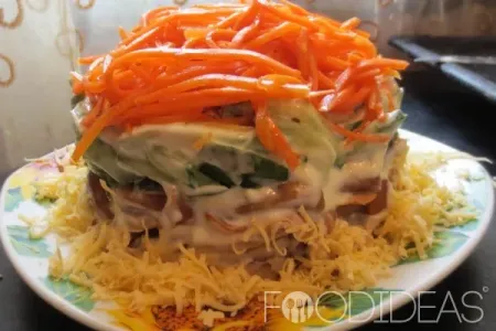 Салат с корейской морковкой и курицей и свежим огурцом рецепт