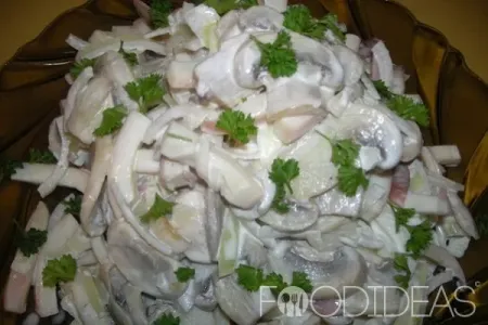 Салат с кальмарами и маринованными грибами