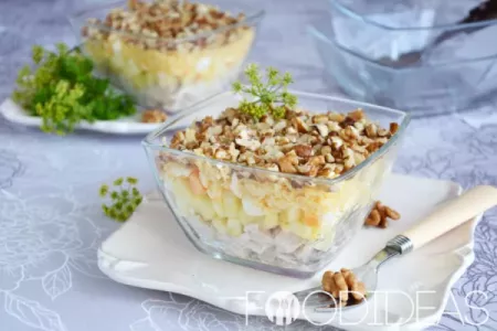 Салат с ананасом и копченой курицей и сыром: пошаговый рецепт с фото