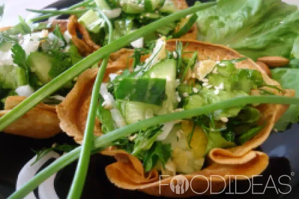 Зеленый салат в чашечках из блинов: рецепт с фото