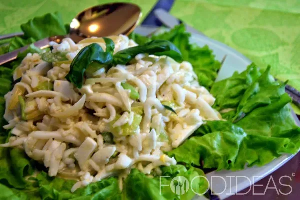 Салат с консервированными кальмарами: самый вкусный и простой рецепт