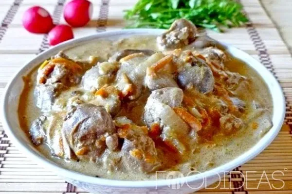 Куриная печень со сметаной и луком на сковороде: рецепт с фото пошагово