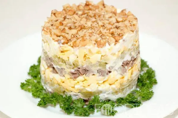 Салат с говядиной и маринованными огурцами и грецкими орехами: рецепт