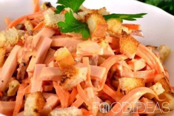 Морковный салат с сухариками и колбасой: рецепт