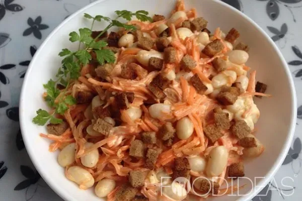 Салат с фасолью, морковью и сухариками
