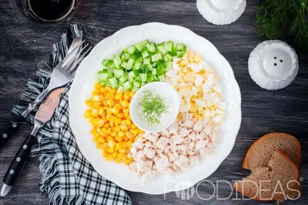 Салат с копчёной куриной грудкой и свежими огурцами и кукурузой рецепт 