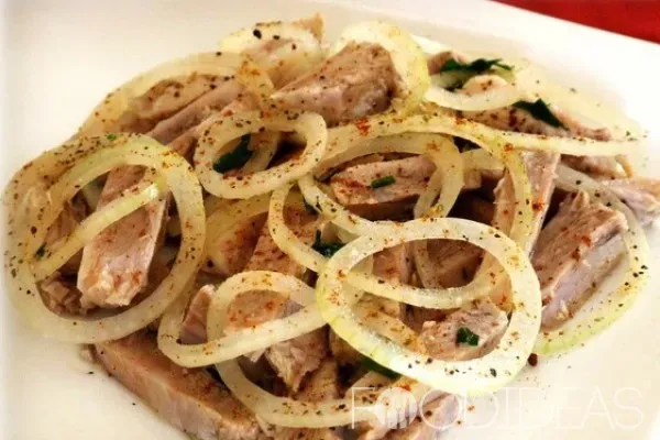 Салат из мяса с луком