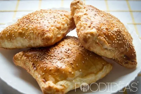 Слоеные пирожки с курицей