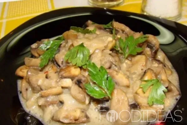 Рецепт тушеных грибов со сметаной.